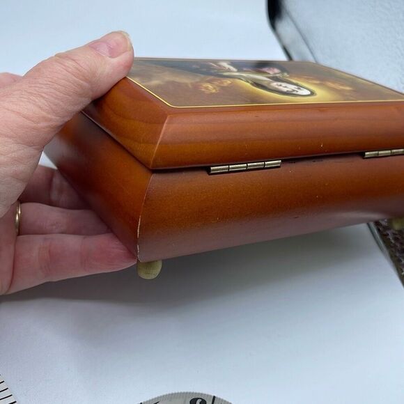 Vintage blessed Virgin Mary music box by Danbury Mint. - Picture 13 of 13